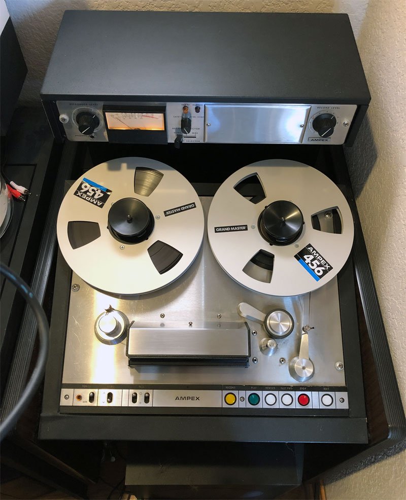 A Studer A800 professional 16 track reel to reel tape recorder in use in a  professional recording studio Stock Photo - Alamy